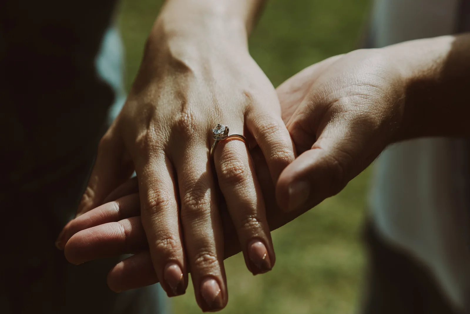 Detalle de las manos de una pareja durante su boda